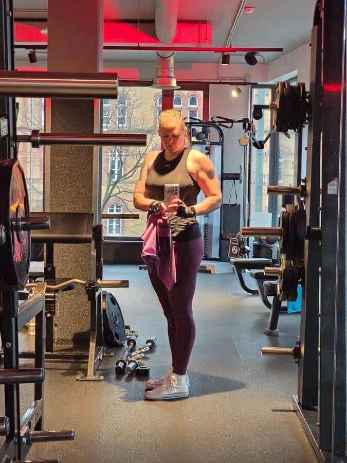 Webdesignerin Sandra Simaitis steht im Gym vor dem Spiegel